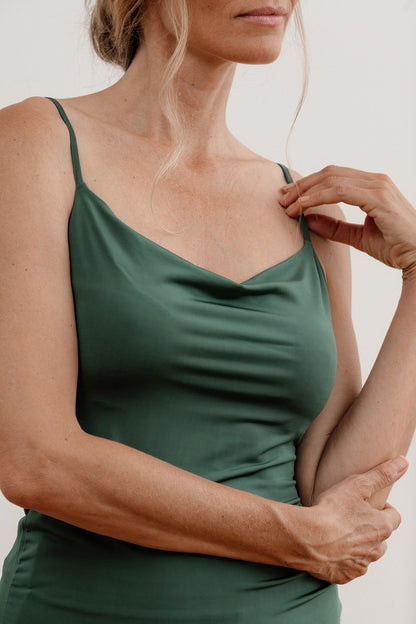 Draperat cowl‑neck linne i silkeslent material med justerbara axelband och flexibel, figurnära urringning.
