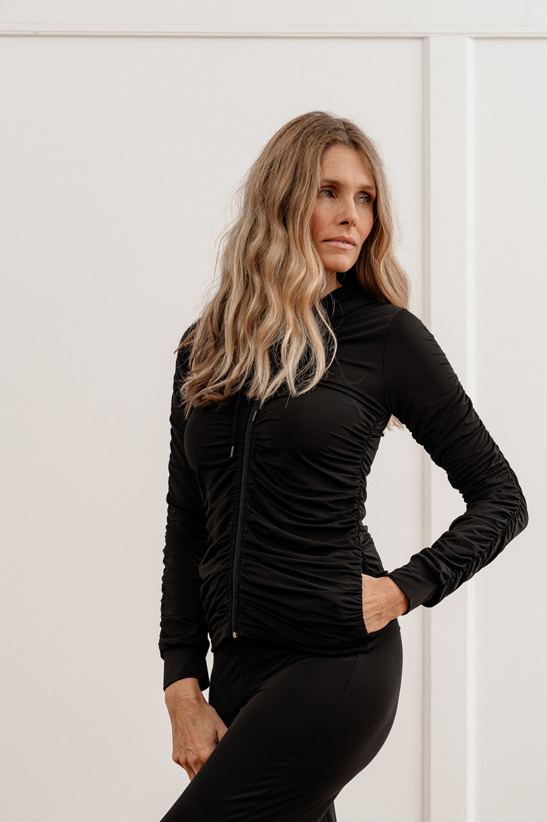Till träning eller som hemmakofta? Du kommer älska den oavsett. Nathalie hoodie.