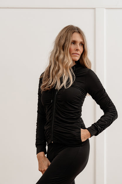 Till träning eller som hemmakofta? Du kommer älska den oavsett. Nathalie hoodie.