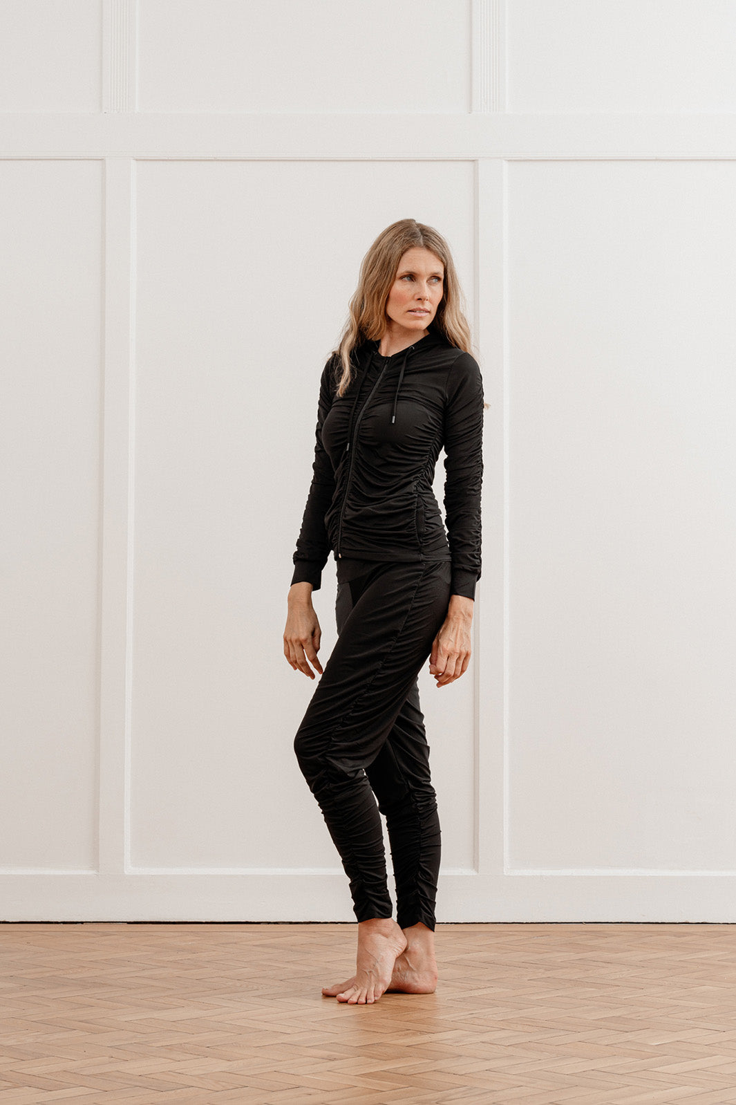 Draperad viskosbyxa med mjukt midjeband i yogainspirerad, avslappnad passform och svensk design.
