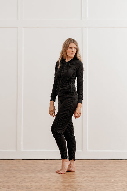 Draperad viskosbyxa med mjukt midjeband i yogainspirerad, avslappnad passform och svensk design.

