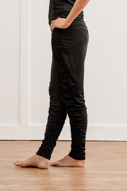 Skön och avslappnad i din nya favoritbyxa från Abelle.