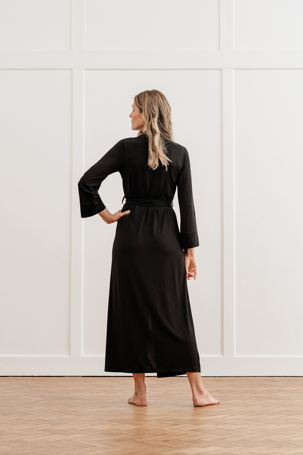 Svarta kimonon Josefin bakifrån