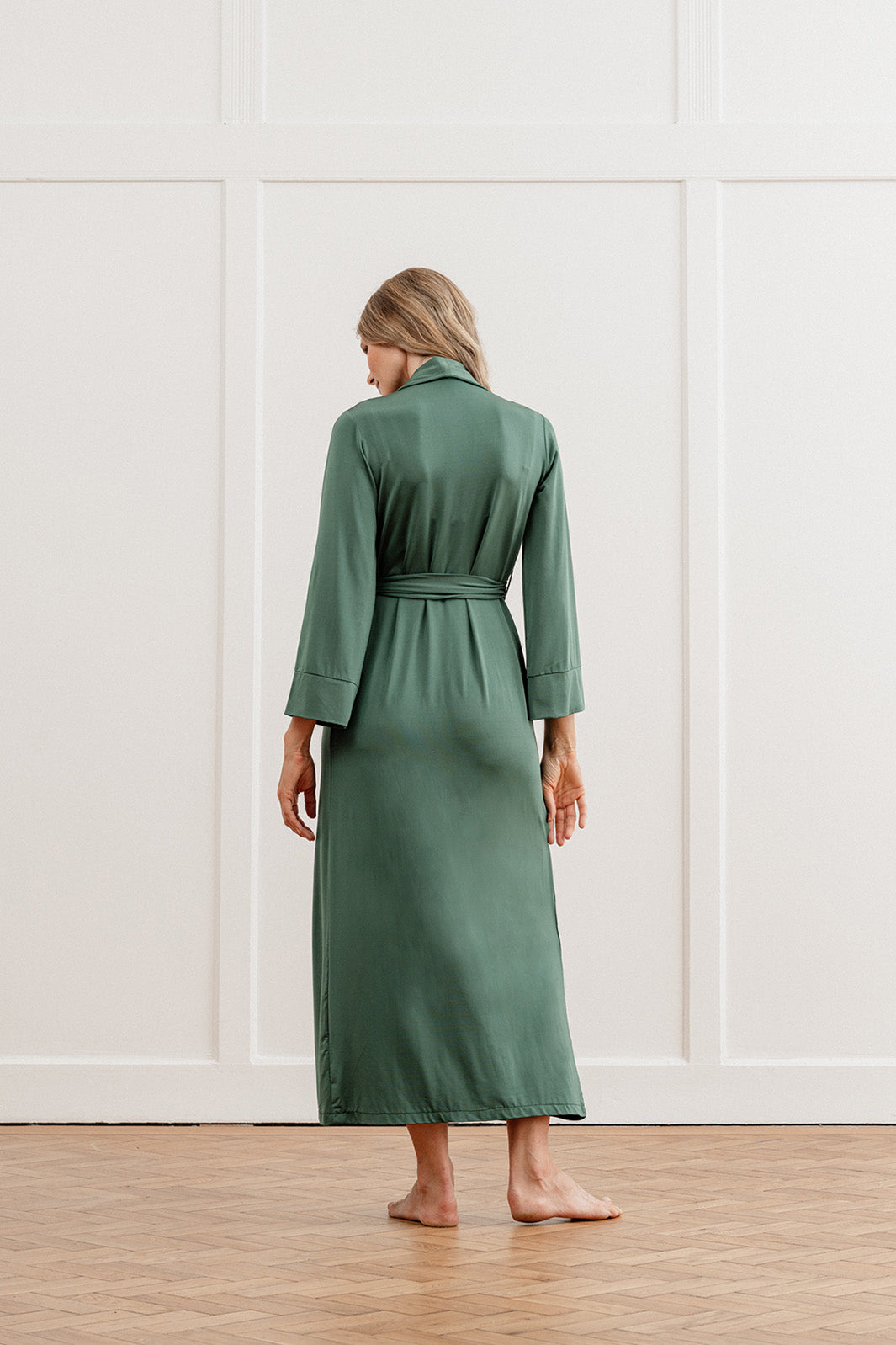 Bild bakifrån på hellång silkeslen kimono från Abelle.