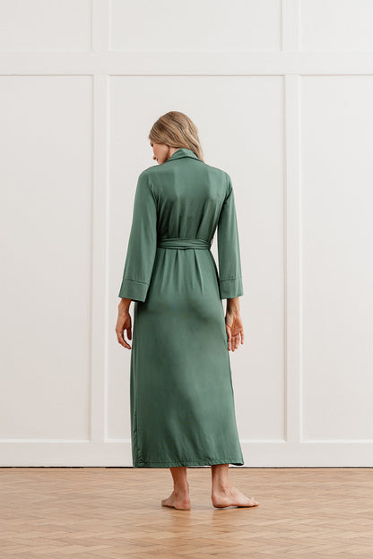 Bild bakifrån på hellång silkeslen kimono från Abelle.