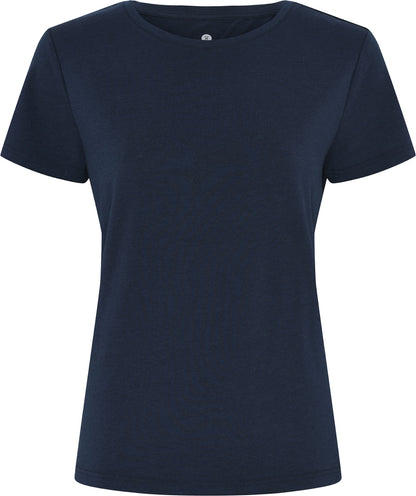 Närbild av rund halsringning på mjuk bambu T‑shirt.