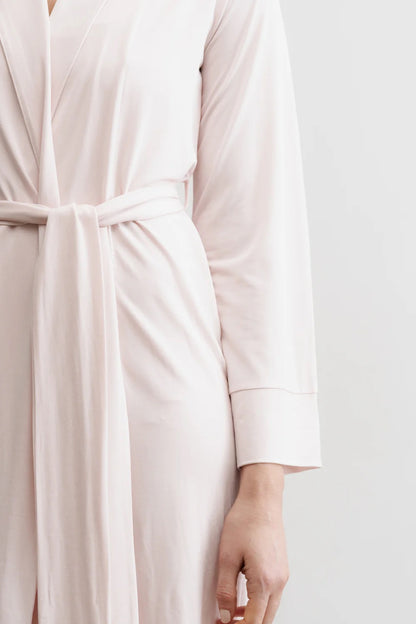 Vackert ärmavslut och brett avtagbart skärp. Kimono från Abelle.
