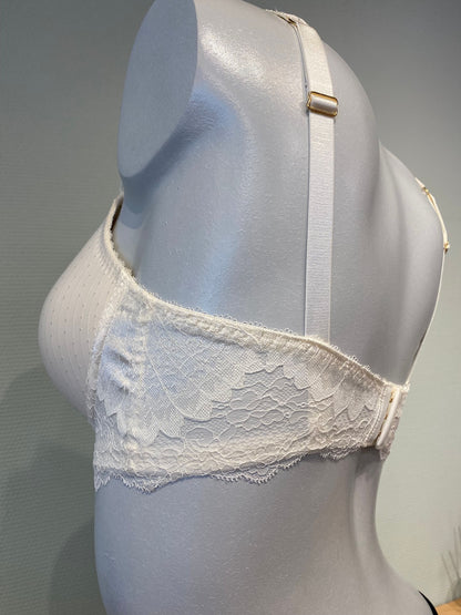 Vackra spetsdetaljer i Amoenas protesbh Aurelie. Färg off-white.
