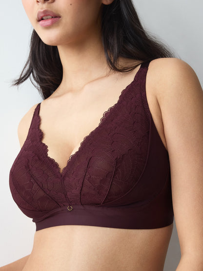 Love in Lace bralette i eterisk stretchspets med djup urringning och hög täckning för mjuk formning.