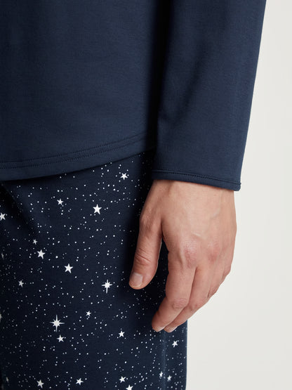 Mjuk och skön Calida pyjamas i klassiskt marinblått.