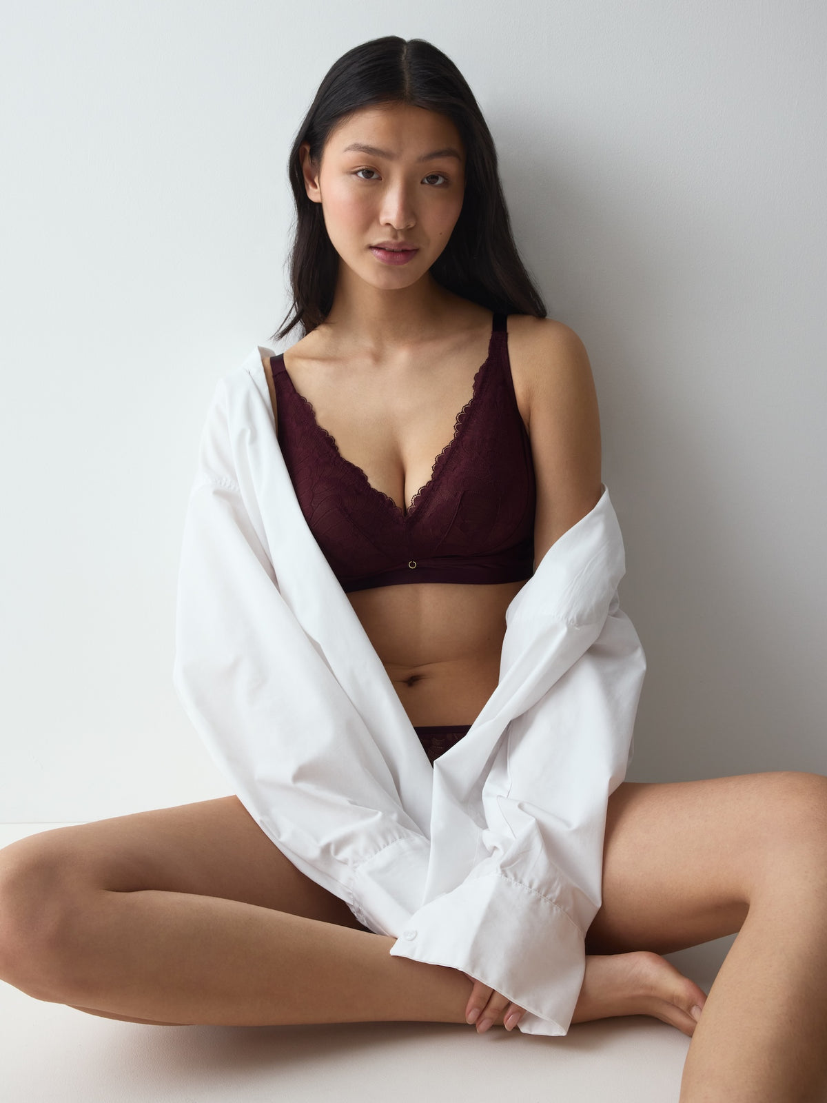 Romantisk bralette i spets och mesh som smälter mot huden med en lätt, knappt märkbar känsla.