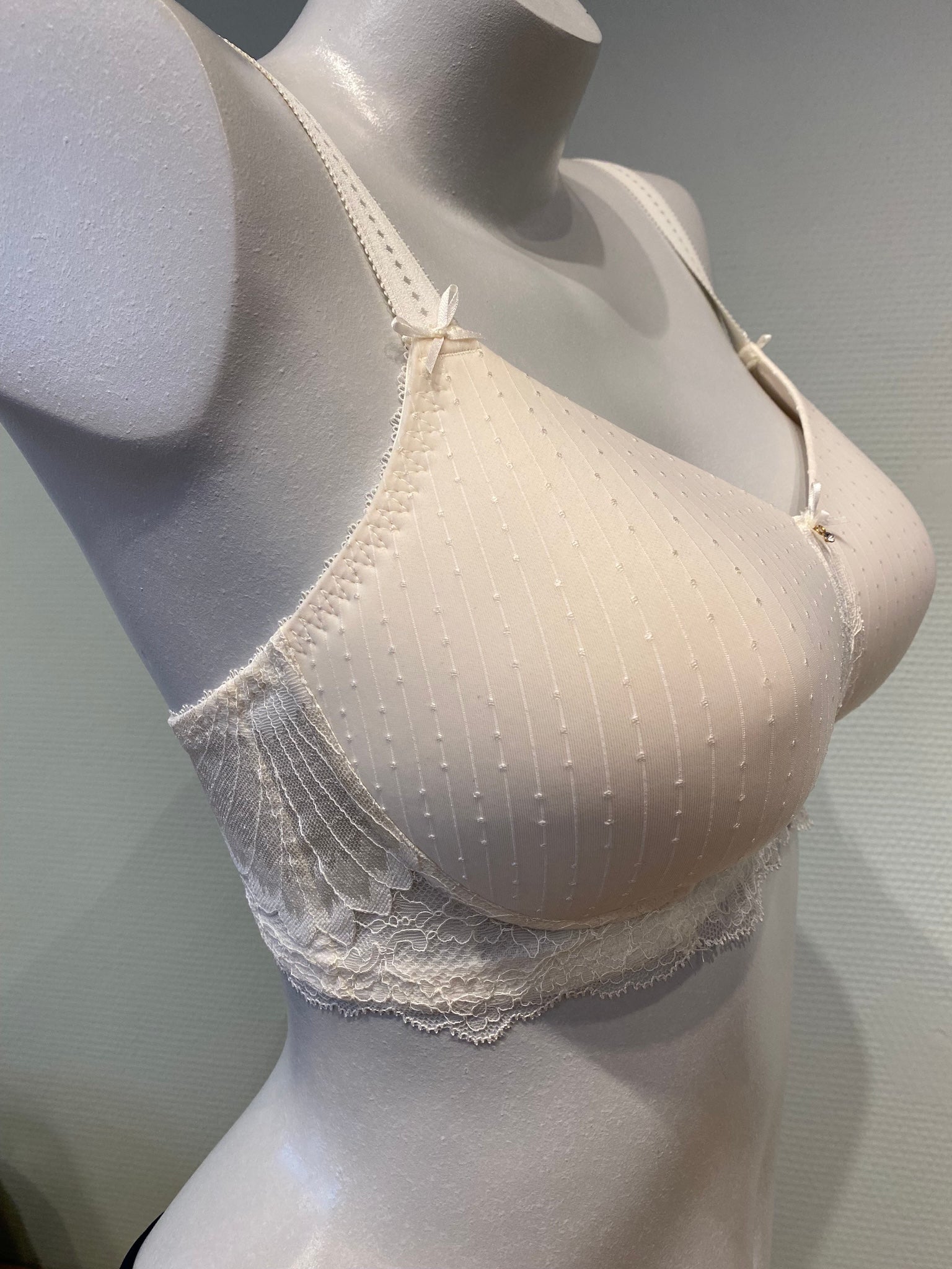 Vacker protesbh från Amoena hos Helgas i Borlänge.