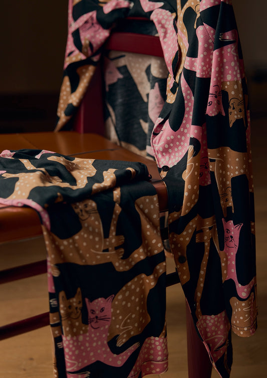 Pyjamasbyxor i silkeslen Modal med rak passform och lekfullt kattmotiv på svart bakgrund för mjuk kvällskomfort.