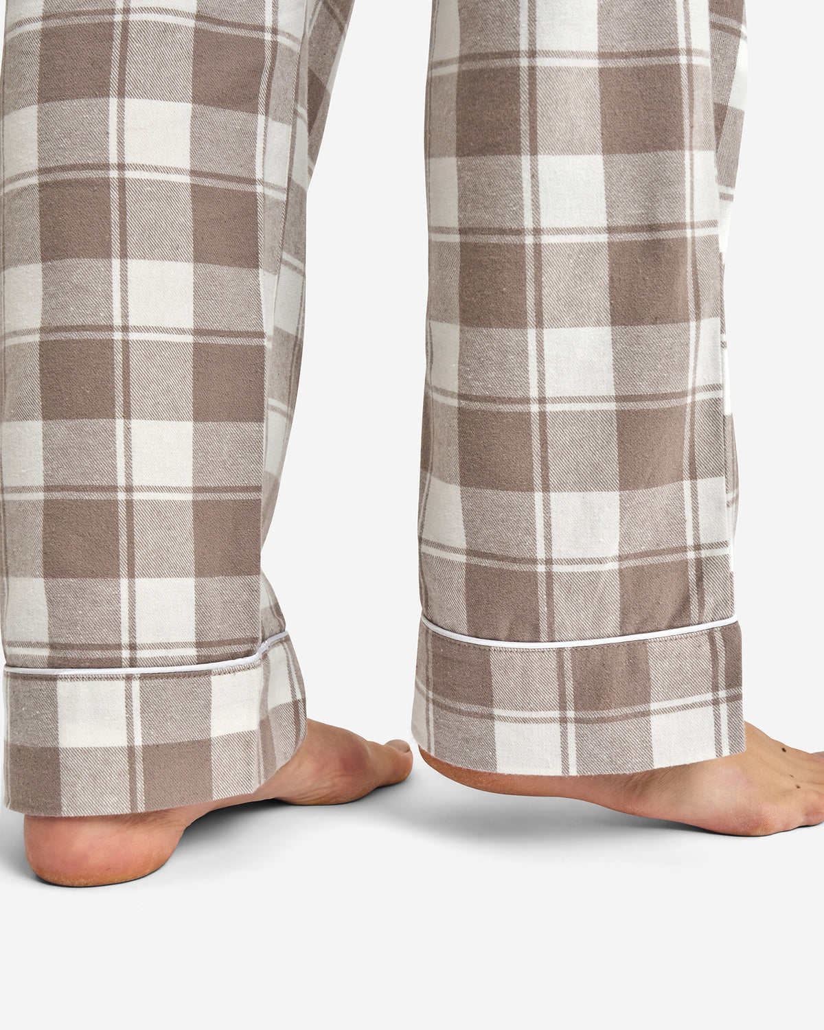 Ljusbrunt och vitt rutmönster på pyjamasbyxor i mjuk, andningsbar ekologisk bomull.