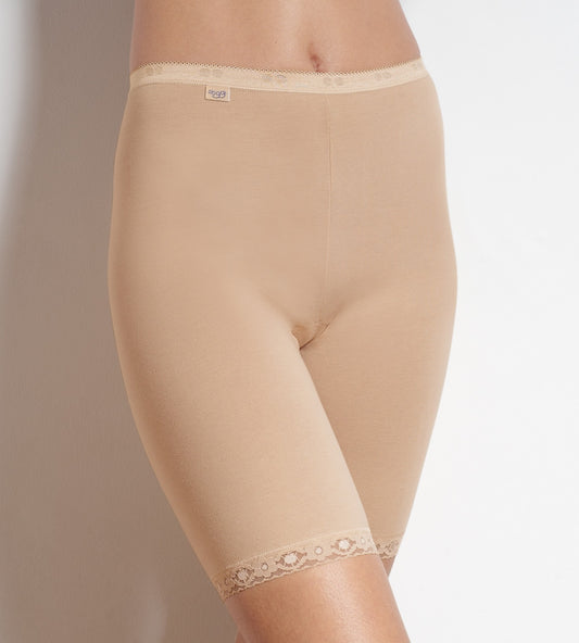 Sloggi Basic+ Long trosor med långa ben i bomull och mjuka spetsdetaljer.
