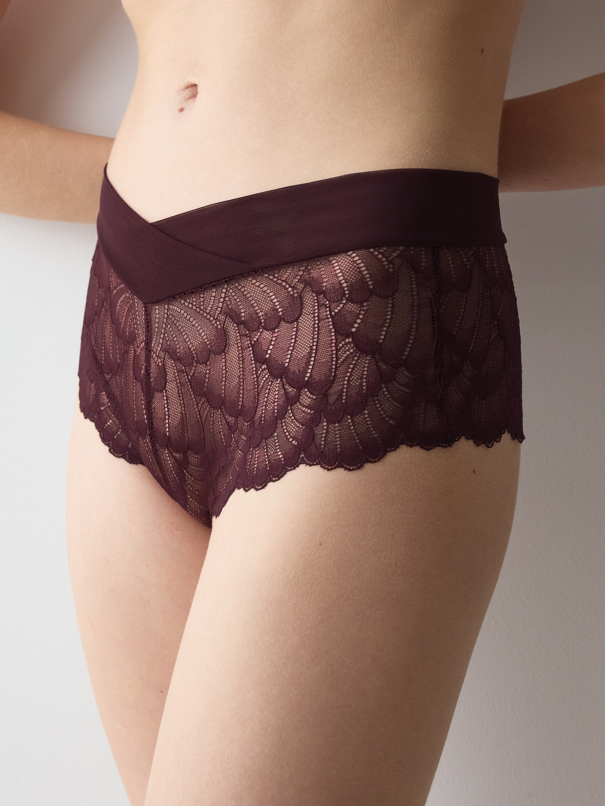Love in Lace shorty‑trosa i eterisk stretchspets med hög täckning och smickrande, följsam passform.
